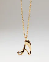 Collar de plata con baño de oro, con una cadena de eslabones y un colgante en forma de letra "A" estilizada que incluye una circonita engastada.