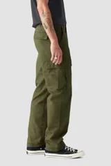 Pantalón cargo de corte recto en color verde oliva, con bolsillos laterales tipo cargo y cierre frontal con botón y cremallera.
