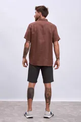 Camisa de hombre color celeste, de manga corta y corte regular, con cuello clásico y botones blancos.