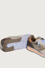 Zapatillas deportivas Hoff modelo Regium, color plateado con detalles en marrón, naranja y celeste.