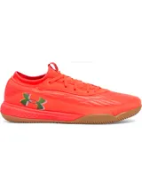 Championes de fútbol sala Under Armour Magnetico Select 4, color naranja vibrante con suela de goma color caramelo. Presenta un diseño de ajuste tipo calcetín con cuello textil, parte superior de piel sintética suave y logo de la marca con detalles gráficos en el lateral.