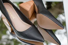 Zapato de tacón color verde agua, con punta fina y taco cuadrado forrado en cuero tipo madera.