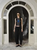 Pantalón de jean negro de corte amplio, inspirado en las bombachas de campo, con costuras a contratono en color azul y bolsillos Temblad.