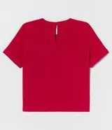 Blusa fucsia de manga corta con cuello redondo pespunteado, diseño sin estampa y efecto airflow con textura sutil. Cuenta con abertura trasera tipo gota y cierre con botón.