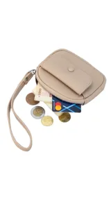 Monedero compacto de símil cuero con correa de mano, cierre perimetral y bolsillo frontal con solapa y botón a presión.