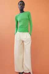 Jersey de punto fino con diseño color block en tonos rojo, bordó y blanco. Presenta cuello redondo y manga larga.