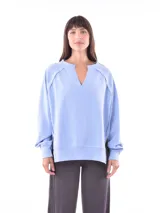 Buzo celeste de corte holgado con escote en V y mangas largas.