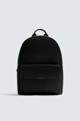 Mochila negra con acabado grabado, compartimento principal con cierre de cremallera, bolsillo interior con cremallera, bolsillo frontal con solapa y cremallera, parte posterior acolchada con banda de sujeción para equipaje, asa de mano y dos asas de hombro ajustables.