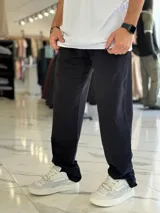 Pantalón de jogging gris melange, con diseño oversize y corte recto, ideal para un estilo urbano y cómodo.