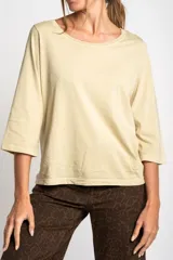 Remera color amarillo mostaza de algodón peinado, con escote redondo y mangas 3/4. Corte ajustado al cuerpo.