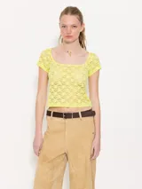 Top de encaje color verde flúor, con escote cuadrado y mangas cortas.