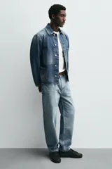 Zapatilla de cordones color beige, con parte superior lisa, horma redonda, forro interior a contraste y suela con ligera textura.