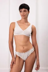 Bombacha vedetina color beige de algodón suave con terminaciones fruncidas.