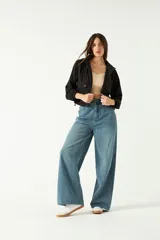 Campera deportiva corta color negro, con capucha ajustable y bolsillos frontales.