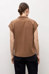 Remera de manga corta color marrón topo, con cuello polo y escote en V.