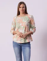 Remera de algodón estampado con flores, de la marca Ruby Rd. Tiene mangas 3/4 y escote cuadrado.