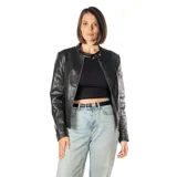 Campera negra símil cuero con cuello redondo, cierre frontal y bolsillos laterales con cierre.