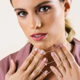 Conjunto de gargantilla y aros de plata con dije de punto de luz en circonia brillante. La cadena es fina y delicada, con un diseño minimalista y elegante.