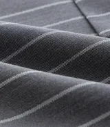 Blazer gris con riscas de giz, de corte sastre, con cuello con solapa y bolsillos simulados.