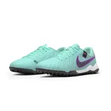 Championes de fútbol Nike Tiempo Legend 10 Academy para césped sintético, color verde menta con detalles en violeta y negro. Presenta el logo de la marca en el lateral y suela con tapones de goma para mayor tracción.