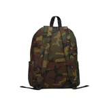 Mochila Vans modelo Old Skool H2O con estampado de camuflaje en tonos verdes, marrones y negros. Cuenta con un compartimento principal amplio, un bolsillo frontal con cierre y el parche con el logotipo de la marca en la parte delantera.