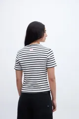 Remera de algodón a rayas horizontales blancas y negras, de corte clásico y cuello redondo.