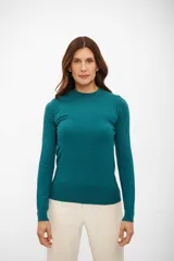 Sweater de punto con cuello medio, manga larga y ajuste al cuerpo, confeccionado en tejido suave.