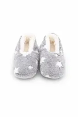Pantuflas de peluche suave color gris con estampado de estrellas blancas y forro interior de corderito blanco.