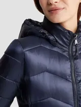 Campera acolchada de poliamida con diseño plegable, cierre frontal con cremallera, bolsillos laterales y capucha integrada.