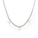 Collar plateado de acero con cadena de eslabones y tres perlas colgantes.