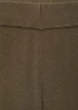 Pantalón de punto fino con diseño wide leg, tiro alto y cintura con elástico. Presenta un corte recto y largo, confeccionado en una mezcla de viscosa, poliéster y poliamida.