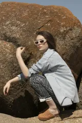 Pantalón jean de corte recto con estampado de diseño bandana en tonos grises y blancos.