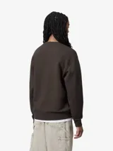 Buzo de cuello redondo Carhartt, color marrón oscuro, con logo de la marca bordado en el frente. Presenta puños y ruedo acanalados.