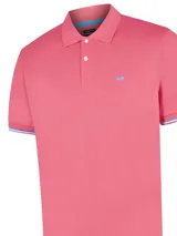 Chomba de algodón pima color rosado con cuello polo, cierre frontal de dos botones y detalles de rayas en contraste en los puños. Cuenta con un pequeño logo bordado en el pecho.