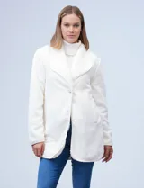 Cárdigan largo reversible color blanco. Un lado es de sherpa y el otro capitoneado. Tiene bolsillos delanteros.