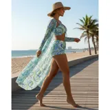 Conjunto de traje de baño de tres piezas con estampado de hojas tropicales en tonos blanco y negro. Incluye un top tipo tankini con cordón ajustable en el centro, un short de tiro alto y una camisa abierta de manga larga tipo salida de baño.