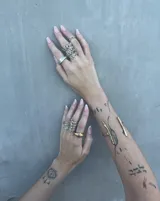 Brazalete abierto de bronce con forma de rama.