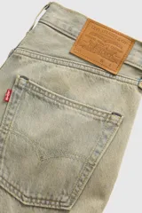 Short de denim estilo baggy, color celeste lavado, con tiro medio y diseño amplio de corte largo hasta las rodillas.