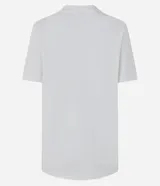 Remera blanca de algodón con cuello redondo, manga corta y diseño alargado. Presenta un estampado frontal rectangular con marco de estilo paisley y la inscripción "Free Spirit" en tonos bordó y rosado.