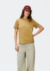 Camiseta básica de manga corta y cuello redondo, color bordó, de diseño clásico y ajuste cómodo.