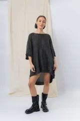Vestido-buzo tejido oversize jaspeado con escote redondo, mangas amplias tipo murciélago y terminaciones acanaladas en ruedo y puños.