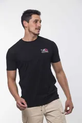 Remera blanca de manga corta y cuello redondo, con pequeño estampado frontal de la marca Ufo.