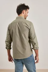 Camisa de manga larga con cuello button-down, bolsillo frontal y botones de madera.