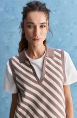 Chaleco tejido de punto con diseño de rayas diagonales en color marrón y beige, cuello polo y escote en V profundo.