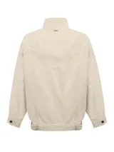 Chaqueta de gabardina color beige RKF modelo Otter, de corte holgado, con cuello alto, cierre frontal con cremallera y solapa con botones a presión. Cuenta con bolsillos frontales con solapa, costuras decorativas en V en el pecho y trabillas ajustables en el ruedo.