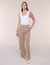 Pantalón jogger soft de tiro alto, color beige, con pierna recta y ancha, pretina elástica y bolsillos laterales.