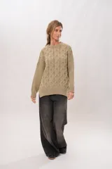 Sweater color arena de lana merino con cuello redondo y mangas largas.