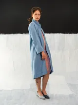 Tapado de denim celeste con cuello con pliegues y corte recto.