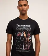 Remera negra de corte regular, confeccionada en algodón más sostenible, con cuello redondo, manga corta y estampado de carpinchos jugando rol.