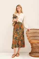 Falda midi de satén con estampado animal print multicolor, corte amplio y cintura elástica en la parte trasera.